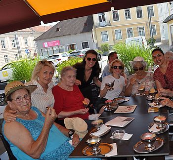 Bewohnerinnen und Alltagsbegleiterinnen beim Eis essen